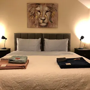 Entire Two Bed Coach House Super King Beds Turn Into Singles Holiday home